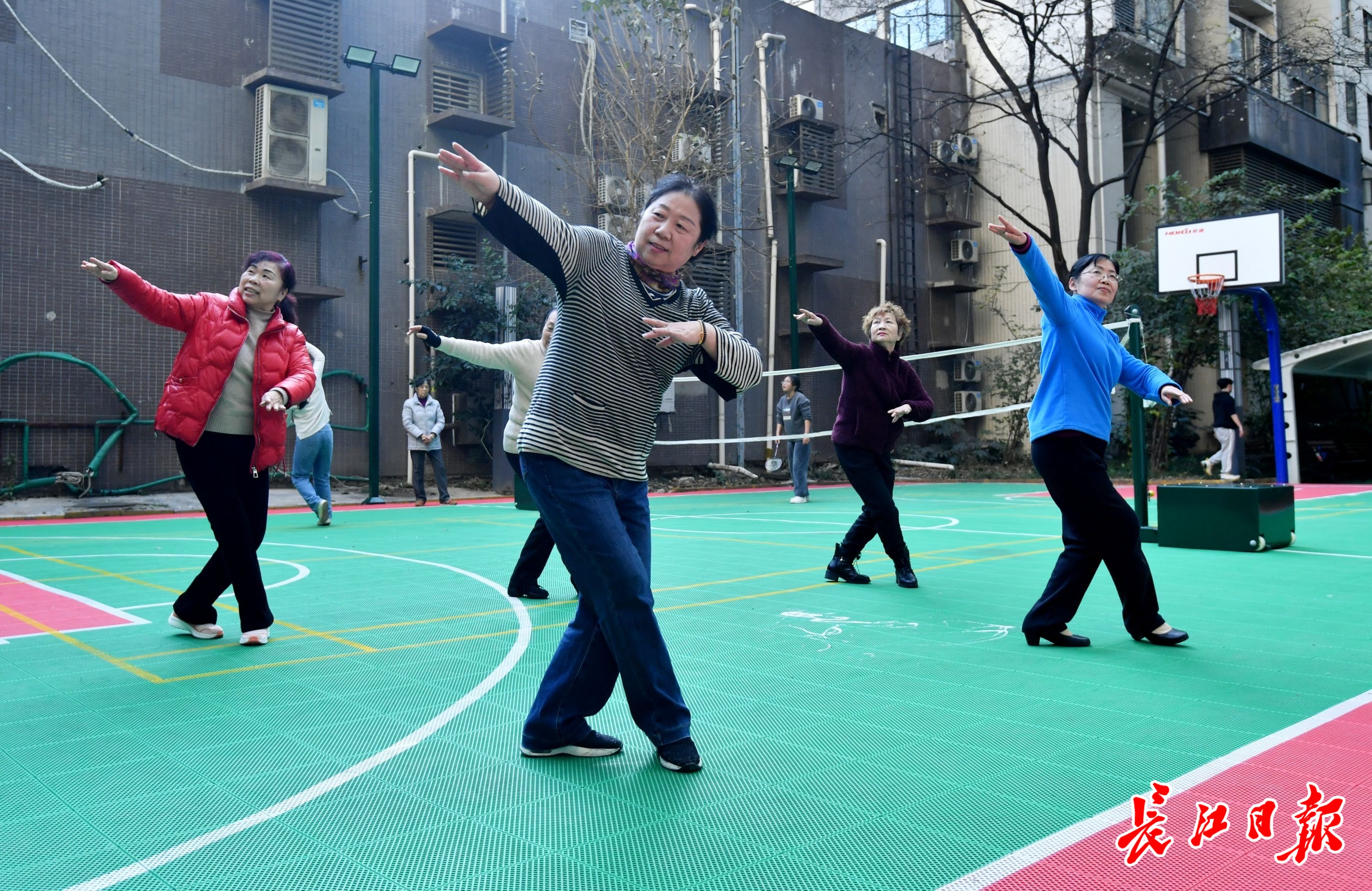 小区空地变成健身广场一下楼就能打羽毛球、跳广场舞完美体育(图1)